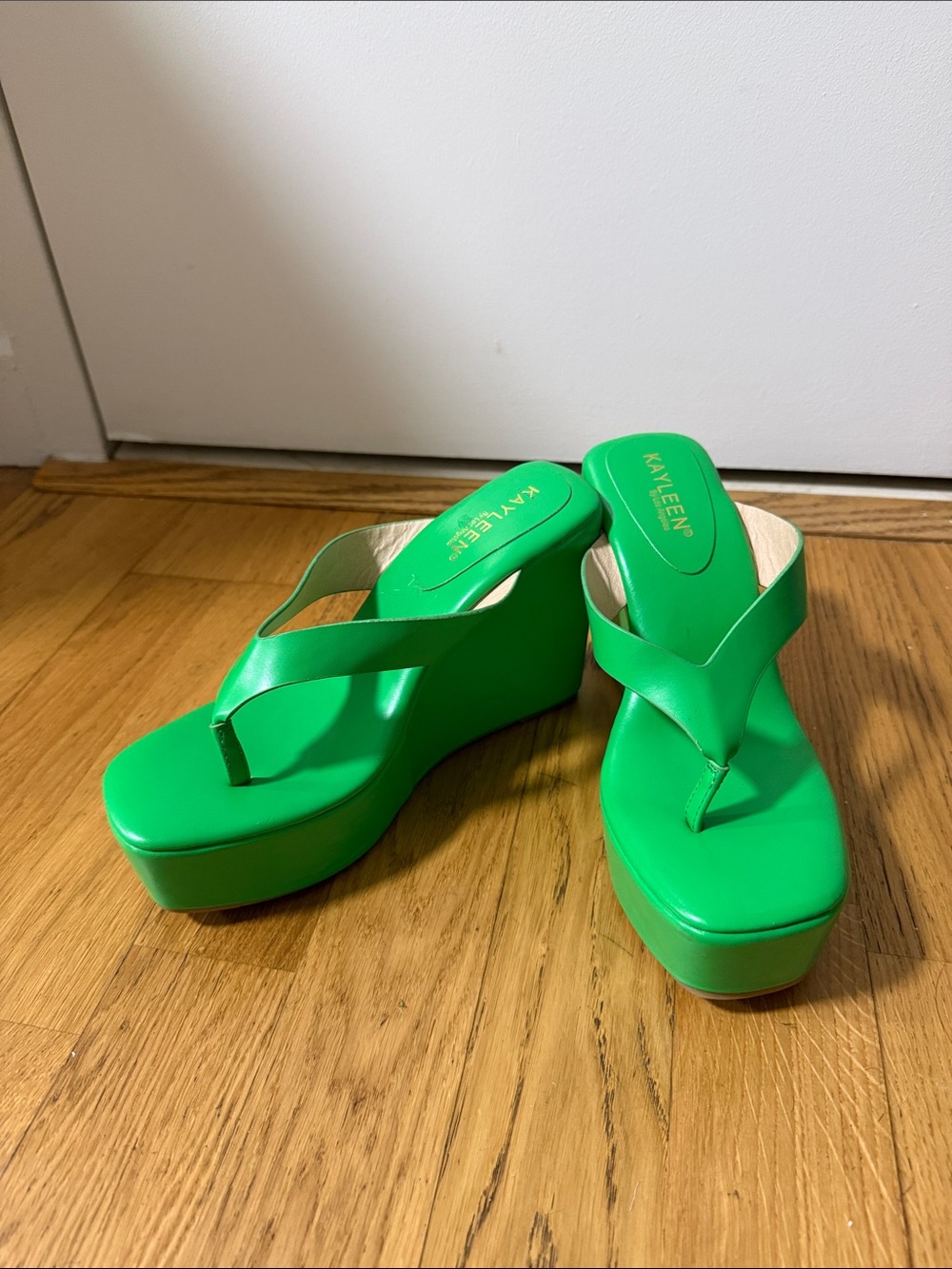 KAYLEEN By Los Angeles Vibrant Green Platform Thong Sandals